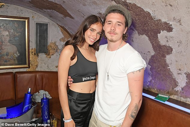 Brooklyn Beckham và bạn gái lần đầu lộ diện sau tin đồn có thai và vòng eo của Hana Cross đã nói lên tất cả - Ảnh 3.