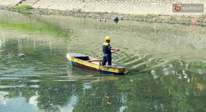 Chùm ảnh: Công nhân Hà Nội phơi mình dưới trời nắng nạo vét sông Tô Lịch - Ảnh 14.