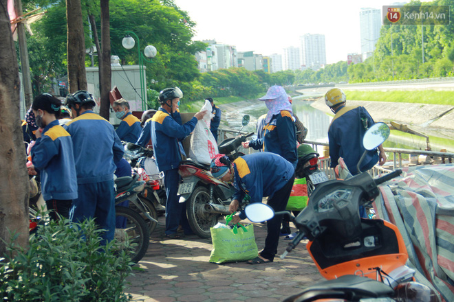 Chùm ảnh: Công nhân Hà Nội phơi mình dưới trời nắng nạo vét sông Tô Lịch - Ảnh 16.