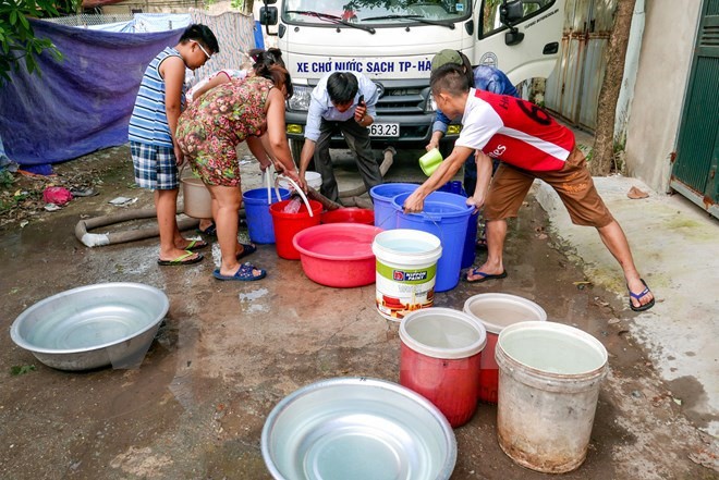 H&agrave; Nội: Nguy cơ ngừng cấp nước sạch từ chiều h&ocirc;m nay khiến người d&acirc;n hoang mang - Ảnh 1.