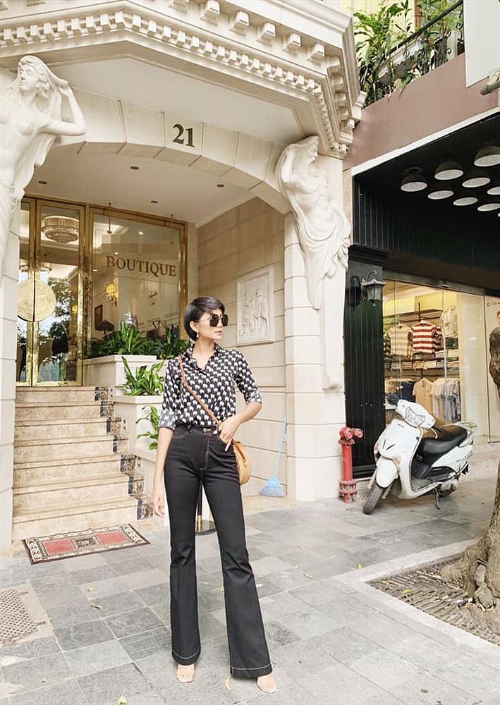 Chiều cao đã khủng, H’Hen Niê còn dùng “chiêu trò” này để kéo chân dài miên man và không quên bật mí cho toàn thể chị em - Ảnh 2. Chiều cao đã khủng, H’Hen Niê còn dùng “chiêu trò” này để kéo chân dài miên man và không quên bật mí cho toàn thể chị em - Ảnh 2.