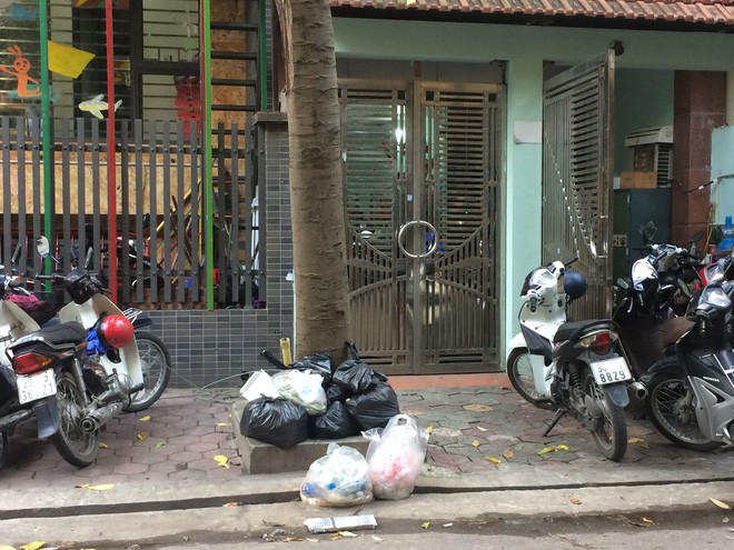 Vụ chặn xe chở rác vào bãi rác Nam Sơn: Không dọn thì dân mắng chửi - Ảnh 2.