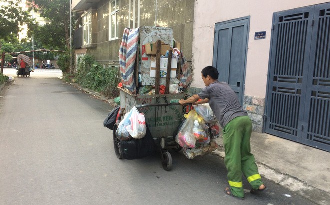 Vụ chặn xe chở rác vào bãi rác Nam Sơn: Không dọn thì dân mắng chửi - Ảnh 1.