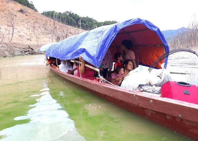 Lòng hồ lớn nhất Bắc Trung Bộ cạn trơ đáy, dân phải lội bùn cả cây số để đi - Ảnh 13.