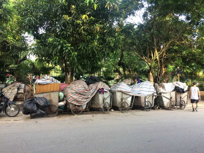 Vụ chặn xe chở rác vào bãi rác Nam Sơn: Không dọn thì dân mắng chửi - Ảnh 3.