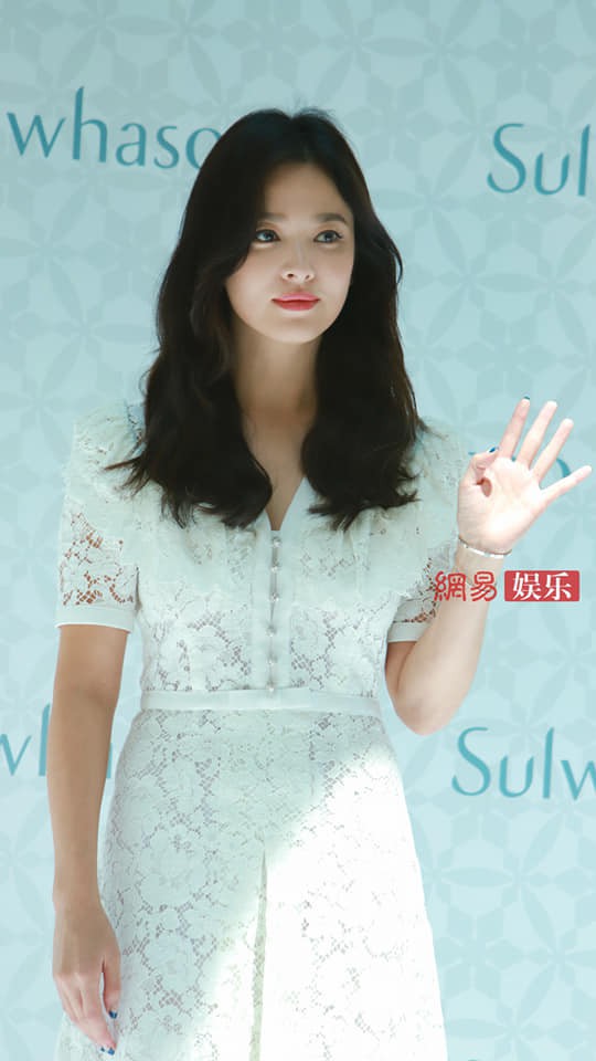 Song Hye Kyo diện váy hiệu gần 90 triệu, makeup khác lạ tại sự kiện đầu tiên sau bão ly hôn - Ảnh 1.