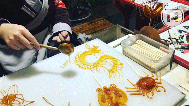 Vẽ rồng vẽ phượng chỉ từ... đường để tạo n&ecirc;n những chiếc kẹo ngọt ng&agrave;o, ẩm thực Trung Quốc quả l&agrave; t&agrave;i t&igrave;nh - Ảnh 3.