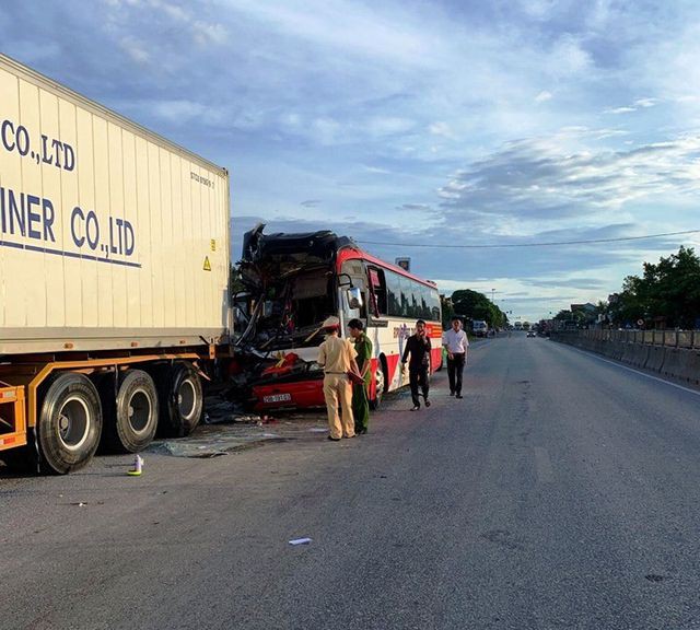 Xe khách chở đoàn du lịch tông đuôi xe container, 15 người thương vong - Ảnh 1.