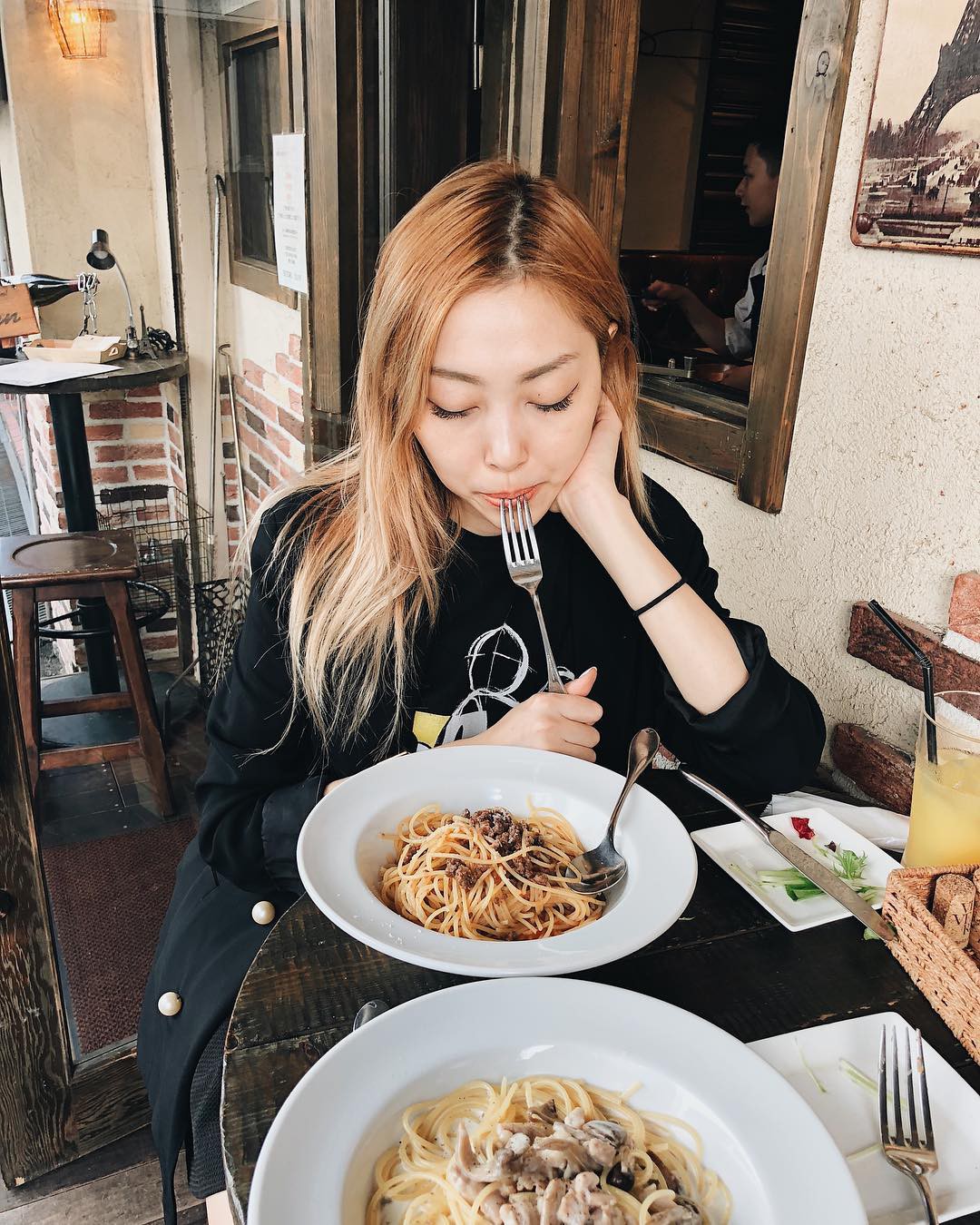 Thêm hình ảnh về vợ sắp cưới của hoàng tử Indie Thái Vũ: Thần thái sang chảnh ngút ngàn, mặc gì cũng thấy đẹp - Ảnh 3. Thêm hình ảnh về vợ sắp cưới của hoàng tử Indie Thái Vũ: Thần thái sang chảnh ngút ngàn, mặc gì cũng thấy đẹp - Ảnh 3.