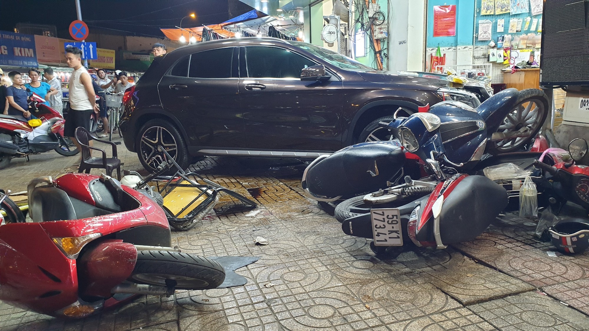 TP.HCM: Nữ tài xế lái Mercedes tông hàng loạt xe máy, nhiều người nằm la liệt trên đường - Ảnh 2. TP.HCM: Nữ tài xế lái Mercedes tông hàng loạt xe máy, nhiều người nằm la liệt trên đường - Ảnh 2.