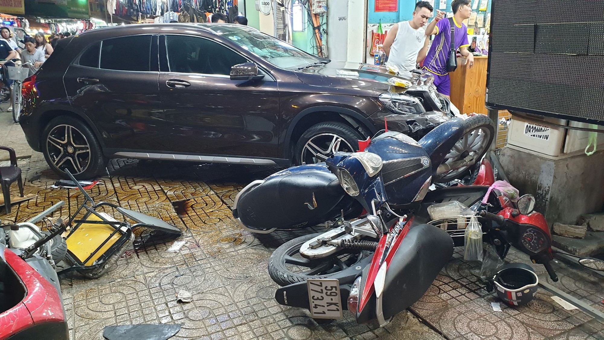 TP.HCM: Nữ tài xế lái Mercedes tông hàng loạt xe máy, nhiều người nằm la liệt trên đường - Ảnh 3. TP.HCM: Nữ tài xế lái Mercedes tông hàng loạt xe máy, nhiều người nằm la liệt trên đường - Ảnh 3.