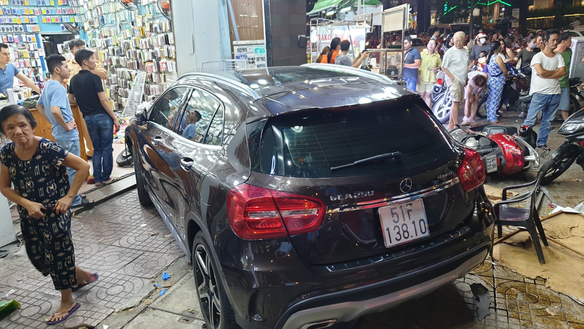 TP.HCM: Nữ tài xế lái Mercedes tông hàng loạt xe máy, nhiều người nằm la liệt trên đường - Ảnh 1. TP.HCM: Nữ tài xế lái Mercedes tông hàng loạt xe máy, nhiều người nằm la liệt trên đường - Ảnh 1.