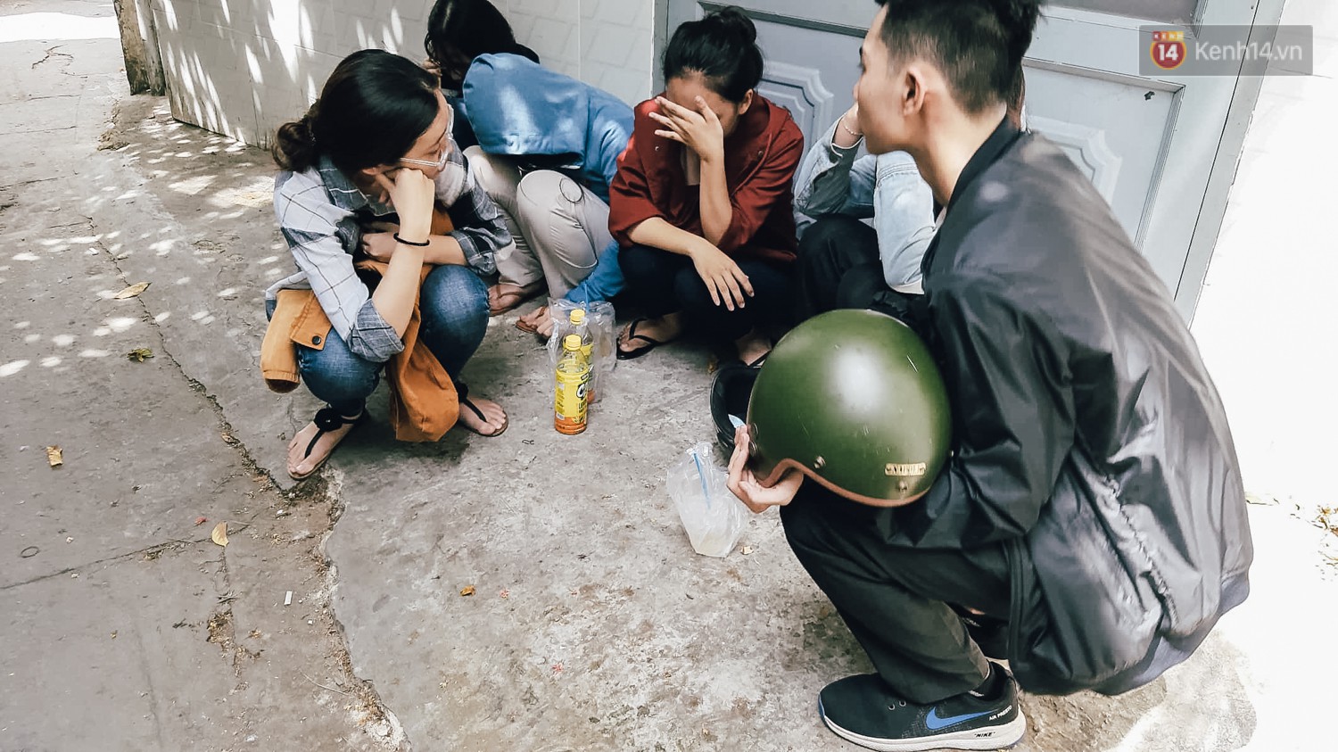 Cha mẹ nữ sinh 19 tuổi khóc cạn nước mắt, ngã quỵ khi quay lại hiện trường nhận thi thể con gái - Ảnh 6. Cha mẹ nữ sinh 19 tuổi khóc cạn nước mắt, ngã quỵ khi quay lại hiện trường nhận thi thể con gái - Ảnh 6.