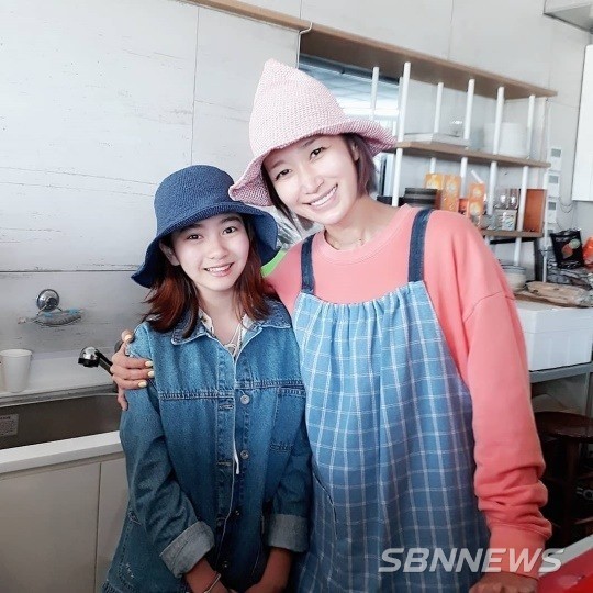 Ryu Seung Ryong Shares Sweet Reunion With Onscreen Daughter From “Miracle  In Cell No.7”