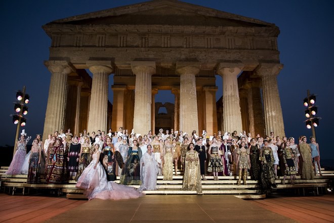 Sững sờ chiêm ngưỡng các nữ thần Hy Lạp bằng xương bằng thịt tại show diễn của Dolce&Gabbana - Ảnh 2.