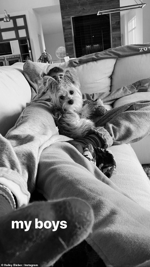 Hậu tin đồn ngoại tình, vợ chồng Justin Bieber – Hailey Baldwin ngọt ngào tận hưởng kỷ niệm một năm ngày đính hôn - Ảnh 2.