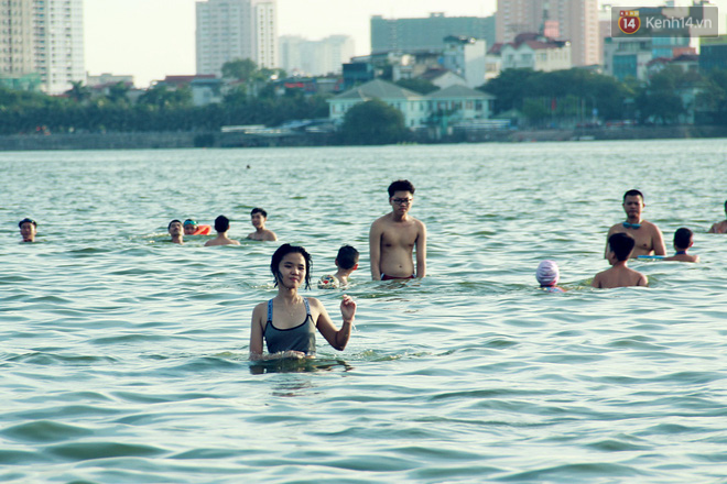 Hà Nội: Đông nghẹt người dân đưa con nhỏ ra Hồ Tây, Sông Hồng giải nhiệt ngày nắng nóng - Ảnh 6.
