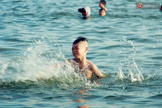 Hà Nội: Đông nghẹt người dân đưa con nhỏ ra Hồ Tây, Sông Hồng giải nhiệt ngày nắng nóng - Ảnh 5.