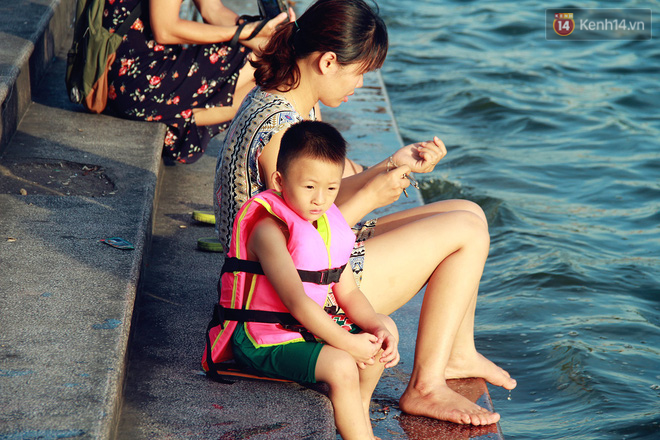 Hà Nội: Đông nghẹt người dân đưa con nhỏ ra Hồ Tây, Sông Hồng giải nhiệt ngày nắng nóng - Ảnh 11.