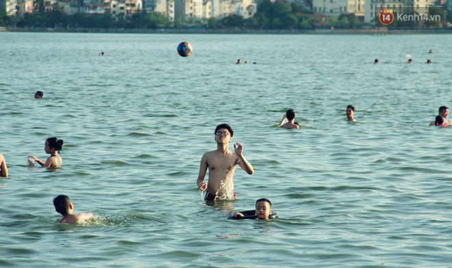 Hà Nội: Đông nghẹt người dân đưa con nhỏ ra Hồ Tây, Sông Hồng giải nhiệt ngày nắng nóng - Ảnh 7.