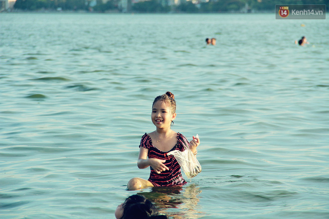 Hà Nội: Đông nghẹt người dân đưa con nhỏ ra Hồ Tây, Sông Hồng giải nhiệt ngày nắng nóng - Ảnh 8.