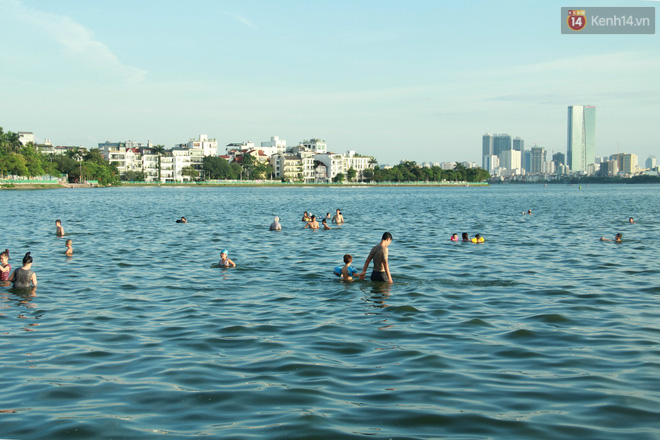 Hà Nội: Đông nghẹt người dân đưa con nhỏ ra Hồ Tây, Sông Hồng giải nhiệt ngày nắng nóng - Ảnh 2.