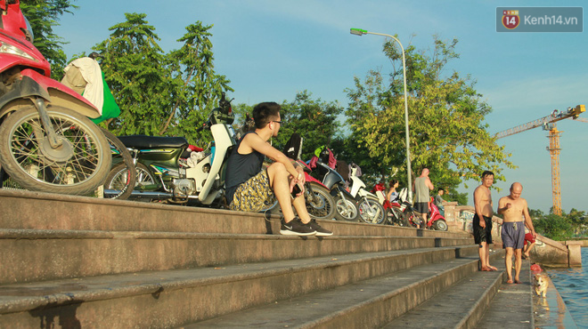 Hà Nội: Đông nghẹt người dân đưa con nhỏ ra Hồ Tây, Sông Hồng giải nhiệt ngày nắng nóng - Ảnh 15.