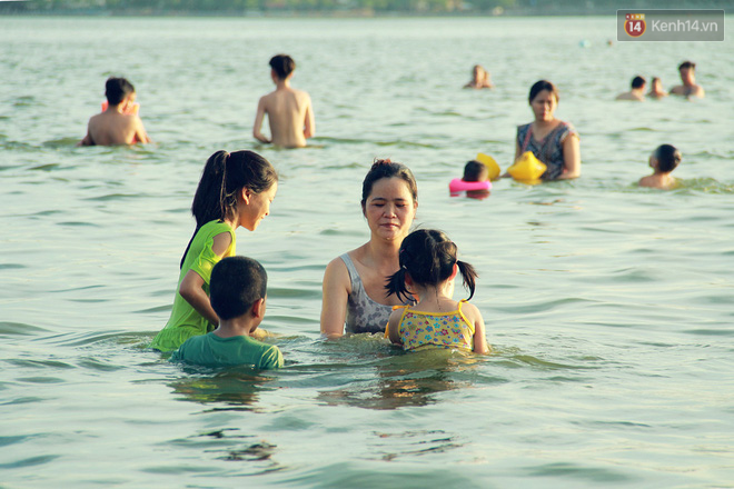 Hà Nội: Đông nghẹt người dân đưa con nhỏ ra Hồ Tây, Sông Hồng giải nhiệt ngày nắng nóng - Ảnh 3.