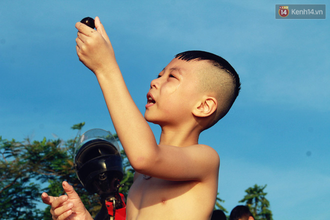Hà Nội: Đông nghẹt người dân đưa con nhỏ ra Hồ Tây, Sông Hồng giải nhiệt ngày nắng nóng - Ảnh 9.