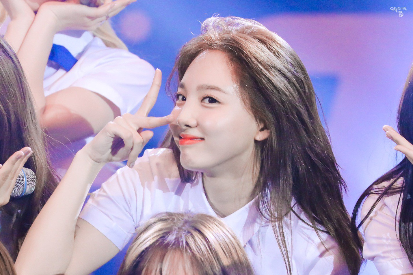2 idol hot nhất trên sân khấu tuần qua: Người xinh như quả đào nhỏ, kẻ vừa lộ tí da thịt đã khiến fan “gào rú” - Ảnh 2. 2 idol hot nhất trên sân khấu tuần qua: Người xinh như quả đào nhỏ, kẻ vừa lộ tí da thịt đã khiến fan “gào rú” - Ảnh 2.