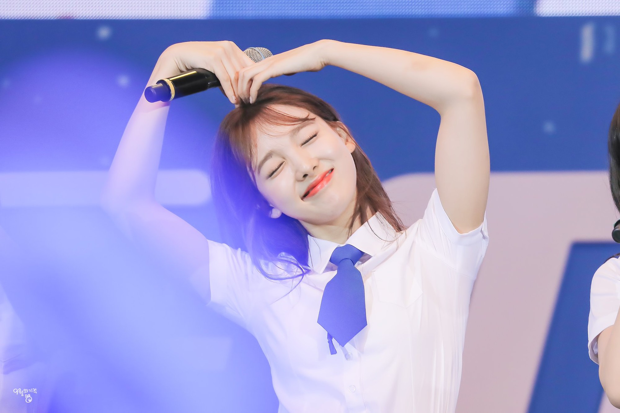 2 idol hot nhất trên sân khấu tuần qua: Người xinh như quả đào nhỏ, kẻ vừa lộ tí da thịt đã khiến fan “gào rú” - Ảnh 3. 2 idol hot nhất trên sân khấu tuần qua: Người xinh như quả đào nhỏ, kẻ vừa lộ tí da thịt đã khiến fan “gào rú” - Ảnh 3.