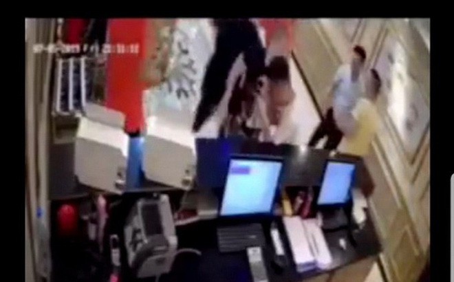 Bắt 4 nghi phạm người Trung Quốc giết người ở trung tâm thương mại Nha Trang - Ảnh 1.