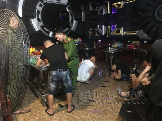 Đột kích phòng karaoke Tổng thống, Hoàng hậu, phát hiện hàng chục nam nữ đang bay lắc - Ảnh 1.