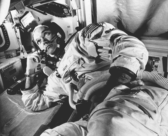 Tàu Apollo 11 lên Mặt Trăng không có toilet, các phi hành gia giải quyết nỗi buồn bằng cách nào? - Ảnh 2.