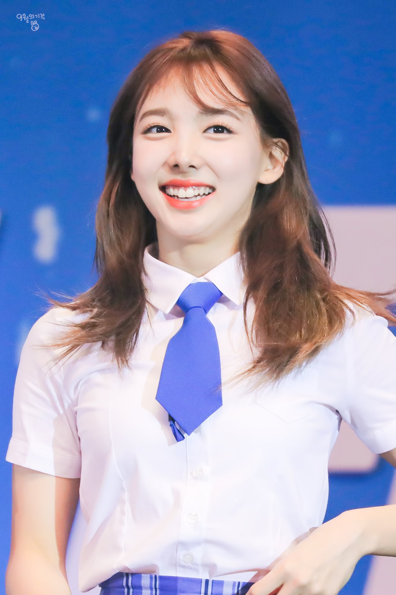 2 idol hot nhất trên sân khấu tuần qua: Người xinh như quả đào nhỏ, kẻ vừa lộ tí da thịt đã khiến fan “gào rú” - Ảnh 4. 2 idol hot nhất trên sân khấu tuần qua: Người xinh như quả đào nhỏ, kẻ vừa lộ tí da thịt đã khiến fan “gào rú” - Ảnh 4.