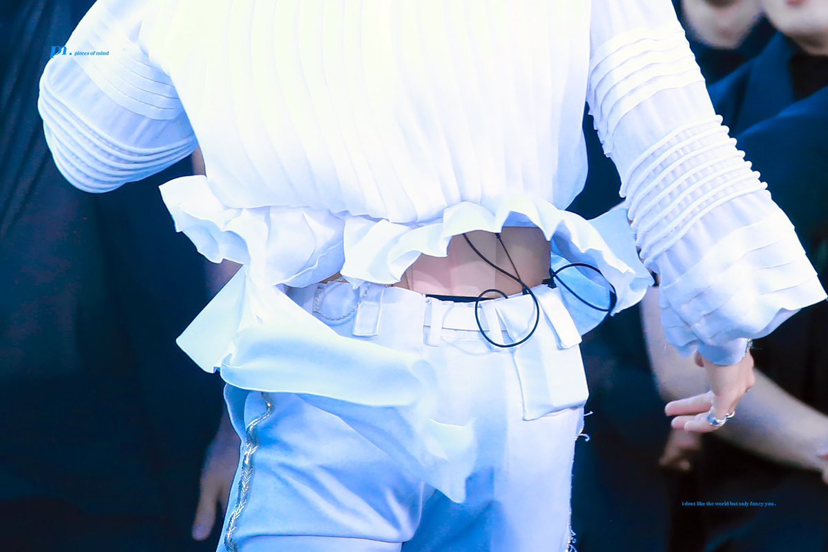 2 idol hot nhất trên sân khấu tuần qua: Người xinh như quả đào nhỏ, kẻ vừa lộ tí da thịt đã khiến fan “gào rú” - Ảnh 7. 2 idol hot nhất trên sân khấu tuần qua: Người xinh như quả đào nhỏ, kẻ vừa lộ tí da thịt đã khiến fan “gào rú” - Ảnh 7.