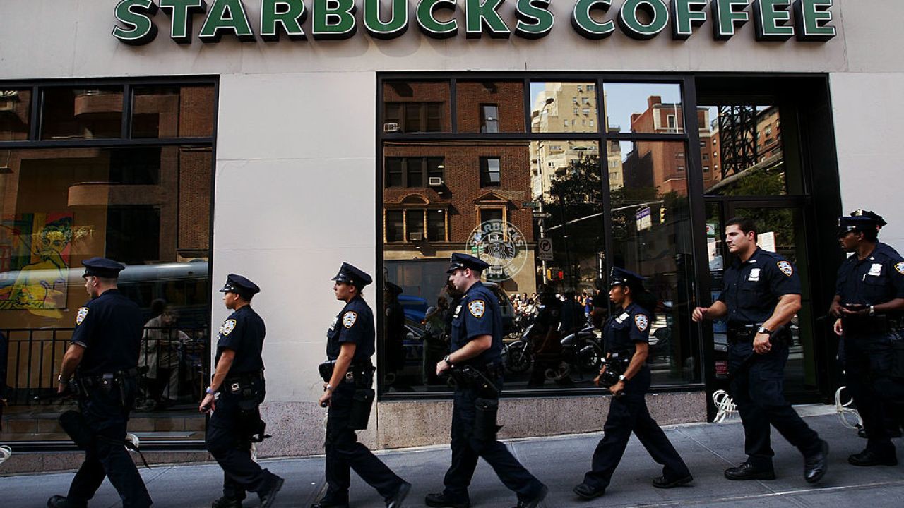 Đề nghị cảnh sát đi khuất mắt để không làm khách hàng lo sợ, Starbucks hứng chịu làn sóng chỉ trích gay gắt - Ảnh 1. Đề nghị cảnh sát đi khuất mắt để không làm khách hàng lo sợ, Starbucks hứng chịu làn sóng chỉ trích gay gắt - Ảnh 1.