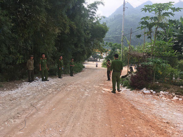 Hàng trăm người dân thất vọng về nhà sau nhiều ngày xẻ núi tìm đá quý - Ảnh 2.