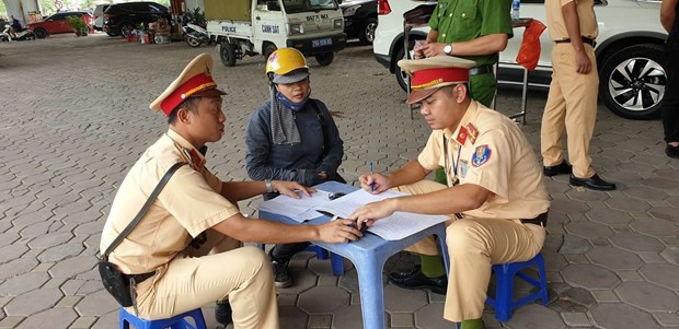 Hà Nội: Phát hiện người phụ nữ vận chuyển 19 khẩu súng tự chế - Ảnh 1.