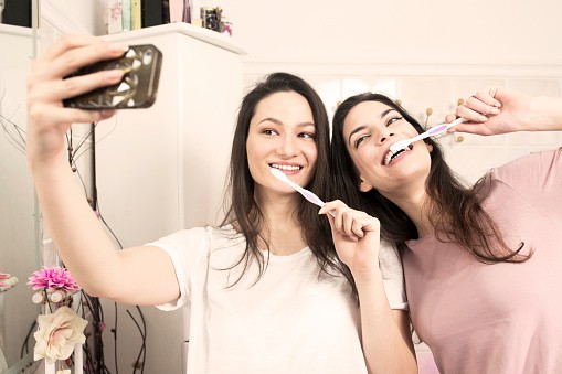 Giơ chiếc điện thoại lên và làm điều này khi đánh răng giúp bạn ngăn ngừa các bệnh về răng miệng hiệu quả - Ảnh 2.