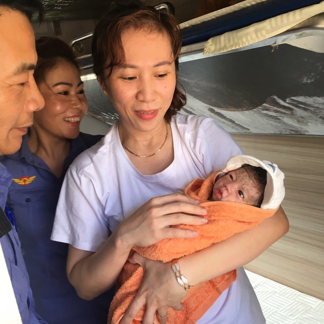 Nhân viên đường sắt Sài Gòn giúp đỡ nữ hành khách sinh con thành công trên tàu - Ảnh 1.
