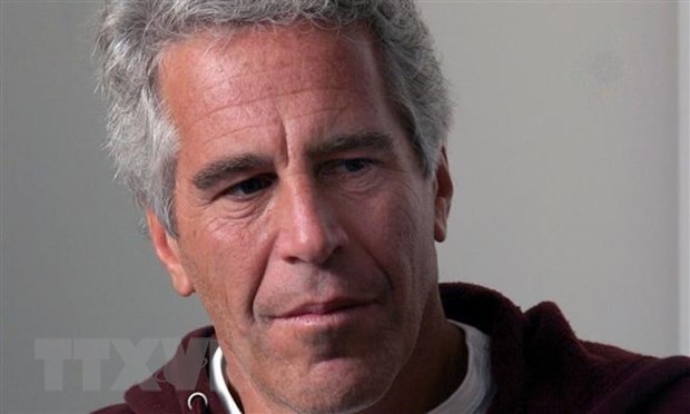 Tỷ phú Jeffrey Epstein tự tử trong tù sau bê bối mại dâm trẻ em - Ảnh 1.