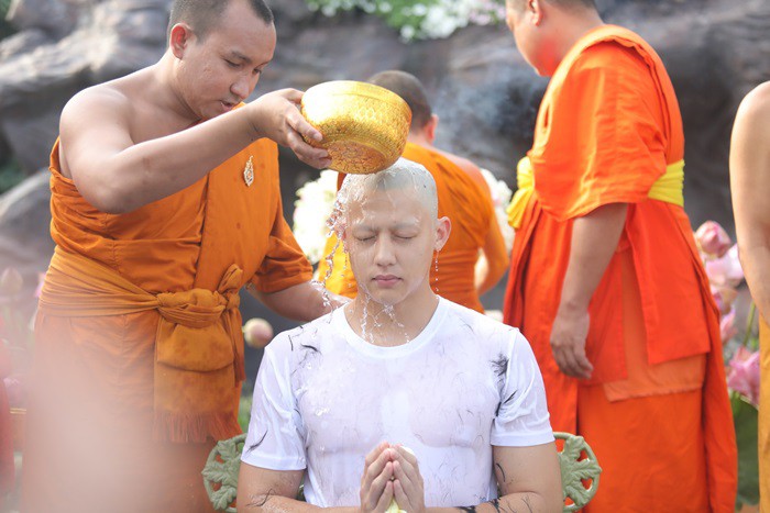 Dàn nam thần Thái siêu hot xuống tóc đi tu báo hiếu cha mẹ: Thay đổi ngoạn mục, gây sốt vì ngoại hình tự nhiên - Ảnh 17. Dàn nam thần Thái siêu hot xuống tóc đi tu báo hiếu cha mẹ: Thay đổi ngoạn mục, gây sốt vì ngoại hình tự nhiên - Ảnh 17.