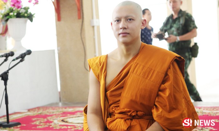 Dàn nam thần Thái siêu hot xuống tóc đi tu báo hiếu cha mẹ: Thay đổi ngoạn mục, gây sốt vì ngoại hình tự nhiên - Ảnh 18. Dàn nam thần Thái siêu hot xuống tóc đi tu báo hiếu cha mẹ: Thay đổi ngoạn mục, gây sốt vì ngoại hình tự nhiên - Ảnh 18.