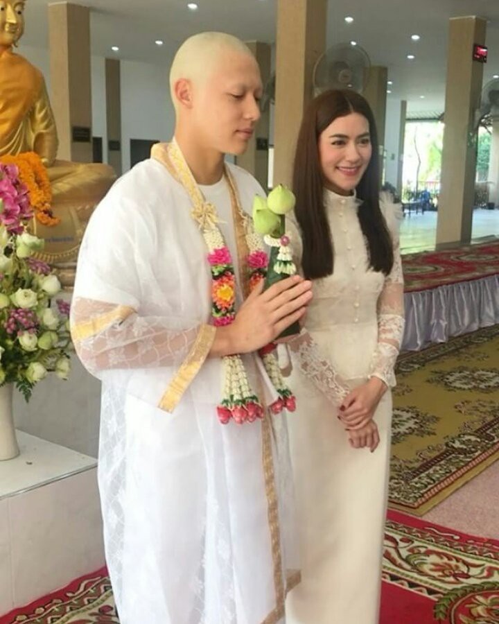 Dàn nam thần Thái siêu hot xuống tóc đi tu báo hiếu cha mẹ: Thay đổi ngoạn mục, gây sốt vì ngoại hình tự nhiên - Ảnh 19. Dàn nam thần Thái siêu hot xuống tóc đi tu báo hiếu cha mẹ: Thay đổi ngoạn mục, gây sốt vì ngoại hình tự nhiên - Ảnh 19.