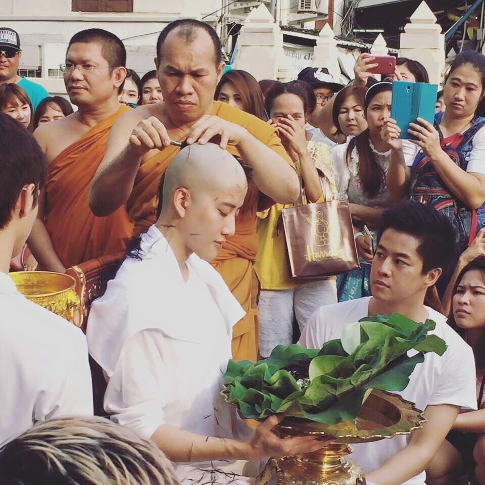 Dàn nam thần Thái siêu hot xuống tóc đi tu báo hiếu cha mẹ: Thay đổi ngoạn mục, gây sốt vì ngoại hình tự nhiên - Ảnh 4. Dàn nam thần Thái siêu hot xuống tóc đi tu báo hiếu cha mẹ: Thay đổi ngoạn mục, gây sốt vì ngoại hình tự nhiên - Ảnh 4.