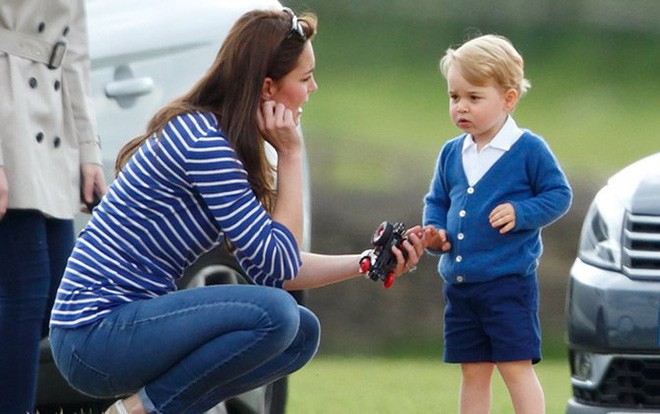 Công chúa Charlotte lè lưỡi trêu ngươi đám đông, cách Kate Middleton xử trí khiến nhiều người thán phục - Ảnh 6.