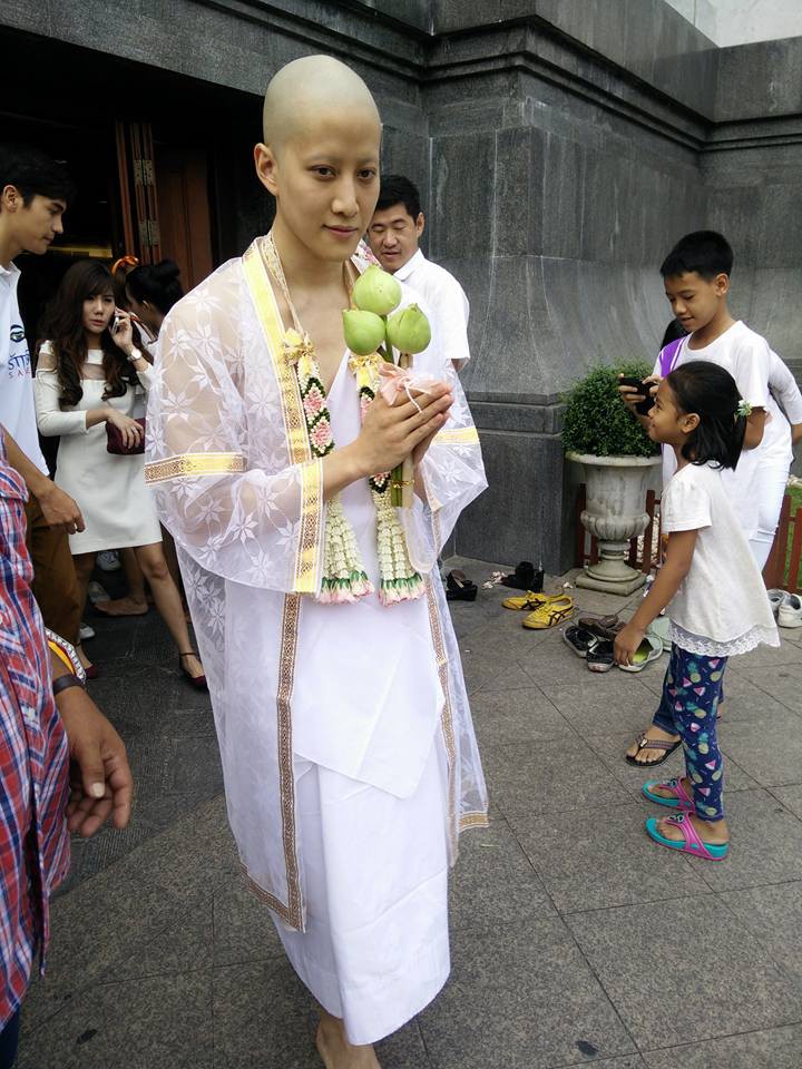 Dàn nam thần Thái siêu hot xuống tóc đi tu báo hiếu cha mẹ: Thay đổi ngoạn mục, gây sốt vì ngoại hình tự nhiên - Ảnh 7. Dàn nam thần Thái siêu hot xuống tóc đi tu báo hiếu cha mẹ: Thay đổi ngoạn mục, gây sốt vì ngoại hình tự nhiên - Ảnh 7.