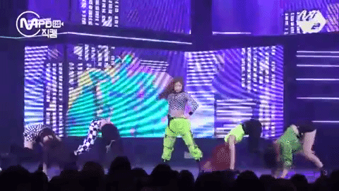 Những vũ đạo nguy hiểm bậc nhất Kpop: Khi sự an to&agrave;n của bản th&acirc;n đặt trọn v&agrave;o c&aacute;c th&agrave;nh vi&ecirc;n kh&aacute;c - Ảnh 5.