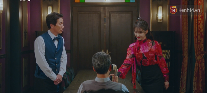 Hậu ghen lồng lộn vì crush suýt bị gả cho cháu gái tài phiệt, CEO IU và Yeo Jin Goo chính thức kết đôi trong tập 10 Hotel Del Luna - Ảnh 8.